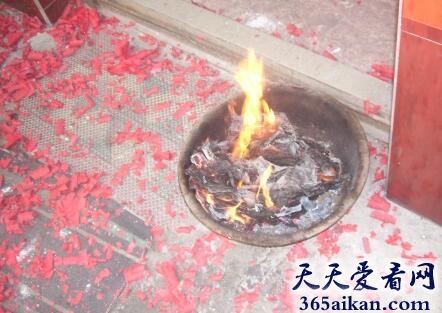 梦见烧纸钱鞭炮预示着什么?梦见烧纸钱鞭炮有什么寓意?