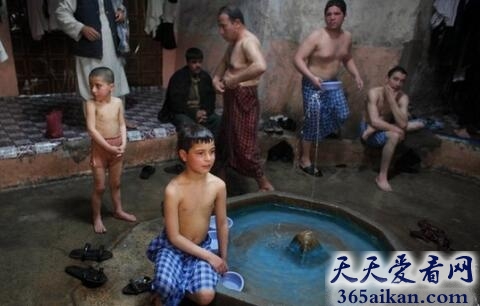 梦见在公共浴室洗澡是什么意思?梦见在公共浴室洗澡好不好?