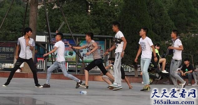 梦见拿刀打架是怎么回事?梦见拿刀打架暗示着什么?