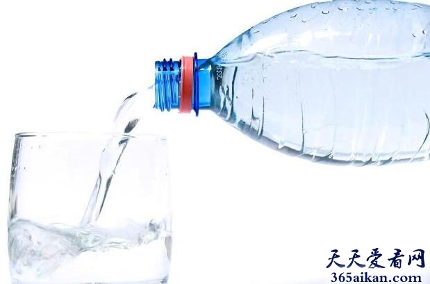 梦见倒水意味着什么?梦见倒水是怎么回事?