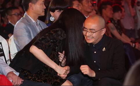 梦见男人摸你手好不好？