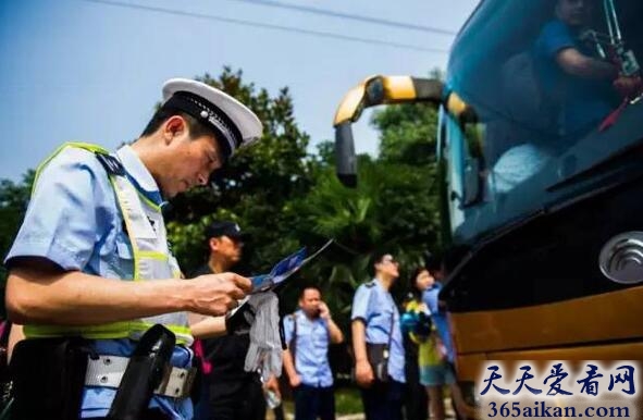 梦见警察查身份证.jpg