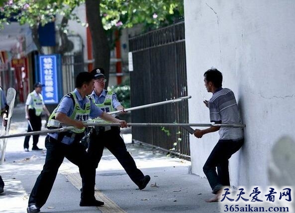 梦见警察抓自己.jpg