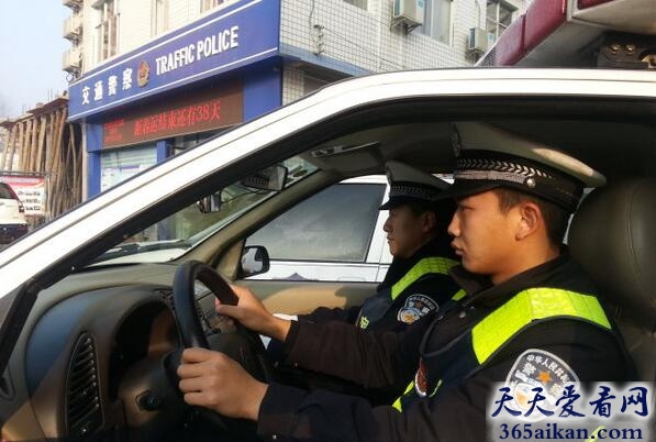 梦见警察开车追但自己跑不动.jpg