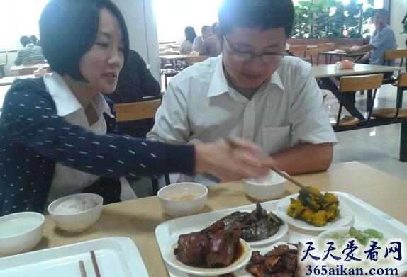梦见同事吃粪便里的食物.jpg