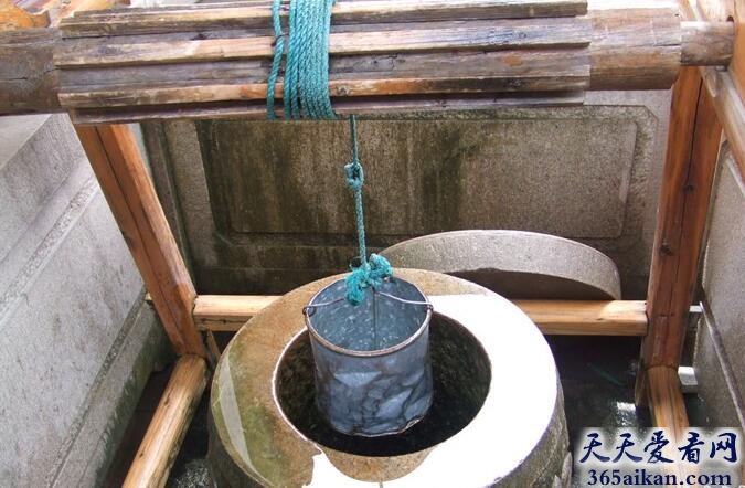 梦见水井冒水.jpg
