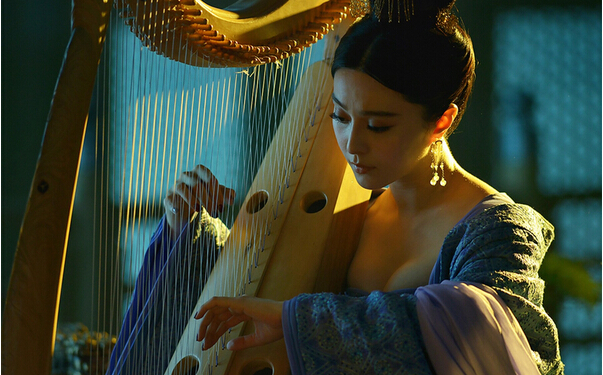 揭秘：唐代女子服饰为何钟爱半露胸式裙装？
