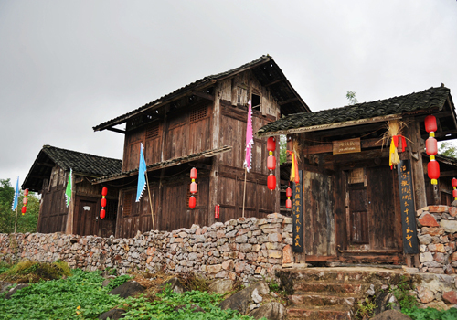 依树积木以居其上的仡佬族建筑