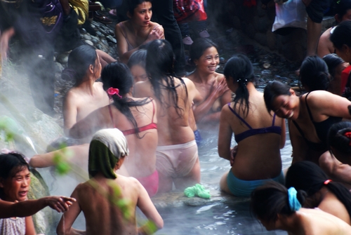 看的游客面红耳赤的男女共浴的澡塘会？傈僳族浪漫全裸澡塘会