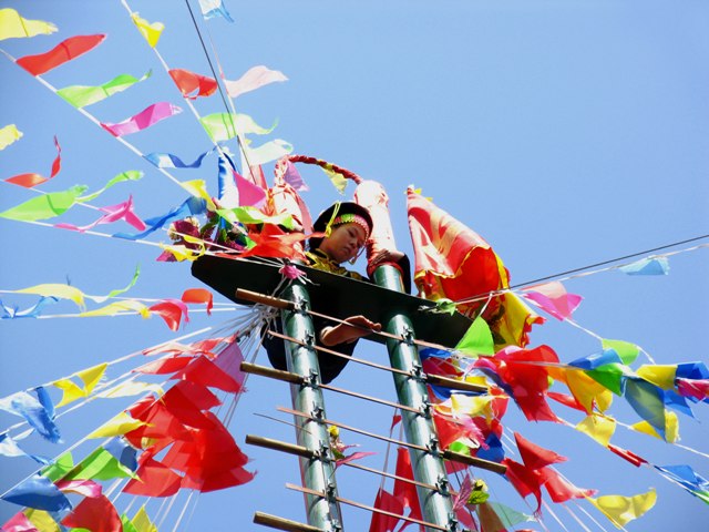 惊险的传统祭奠仪式“傈僳族刀杆节”