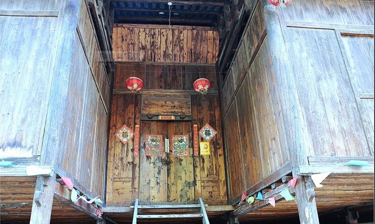群山环绕中的毛南族民居