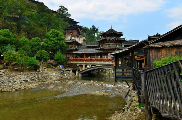 苗族建筑是比较特有的建筑风格，苗族建筑分别有什么特点呢
