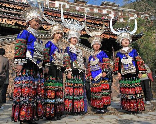 苗族服饰民族服饰中最为华丽的服饰有什么特点？