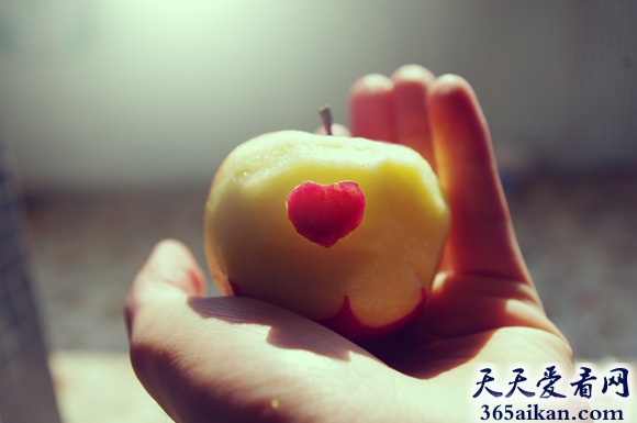 揭秘平安夜吃苹果的由来，为什么在中国有这种平安夜习俗！