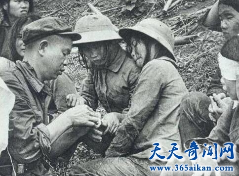 中越战争绝密档案，越南俘虏男女同居死也要风流！