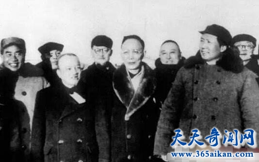 1949年3月25日，中共中央入住北平举行阅兵式！