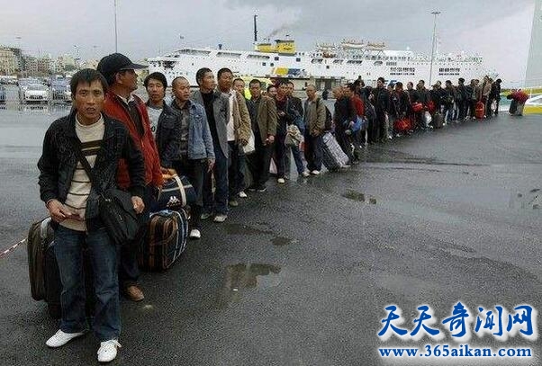 利比亚撤侨羡慕中国人.jpg