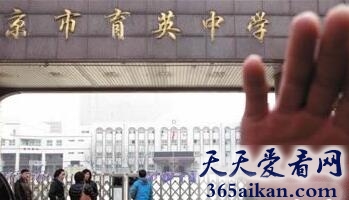中学生裸跳门事件，花季少女为何如此想不开！