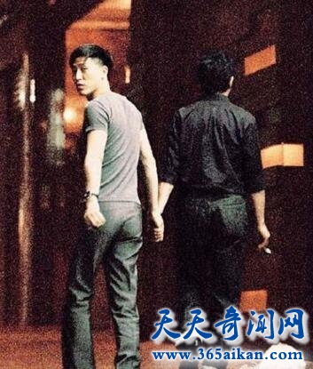 一代巨星张国荣葬礼，唐鹤德哭成泪人！