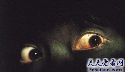 恐怖刺激的现代鬼故事，带您进入荒诞恐怖的怪异世界