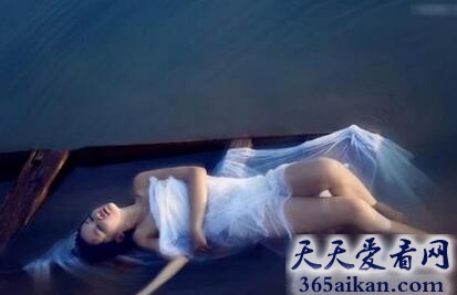 女生突然尖叫身亡，难道是跪在作祟吗？