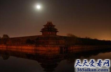 胆小者莫进来，晚上千万不要去故宫，小心一去不复返！
