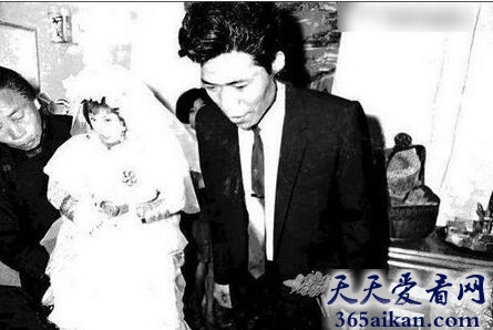 图为冥婚新娘在媒人婆的搀扶下与新郞祭拜祖先.jpg