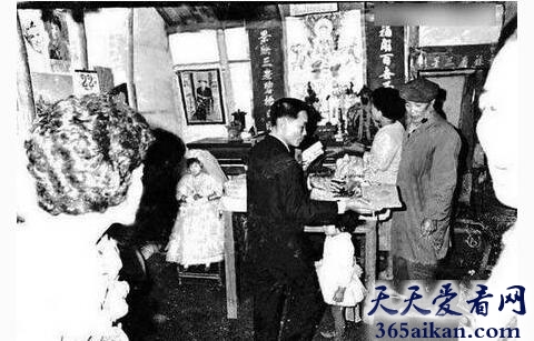 图为冥婚新娘在媒人婆的搀扶下与新郞祭拜祖先2.jpg
