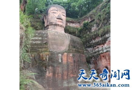 乐山大佛的胸部残碑1.jpg