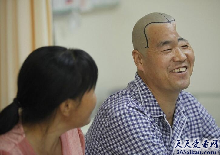 陕西男子坠楼成半头人.jpg