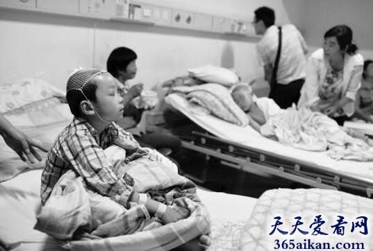 湖北一小学发生砍人事件1.jpg