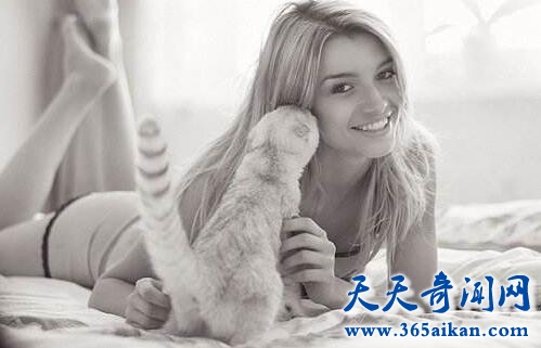 女生腹部取出活虫3.jpg