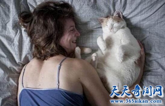 女生腹部取出活虫2.jpg