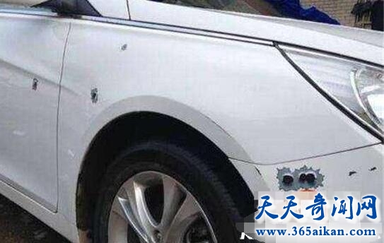 私家车满身弹孔吓坏围观群众，难道是上演了现实版枪战！