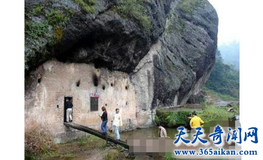 女孩私奔隐居山洞3.jpg