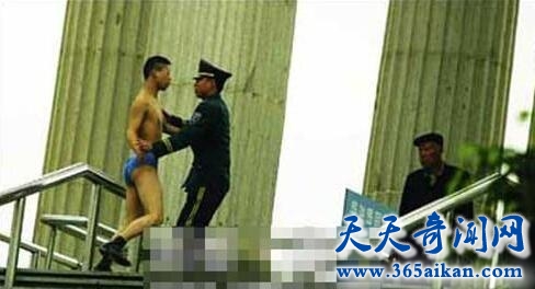 47岁男子裸奔偷内裤辣眼睛