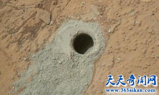 火星的表面发现一个巨大的洞口，下面可能存在火星生命！