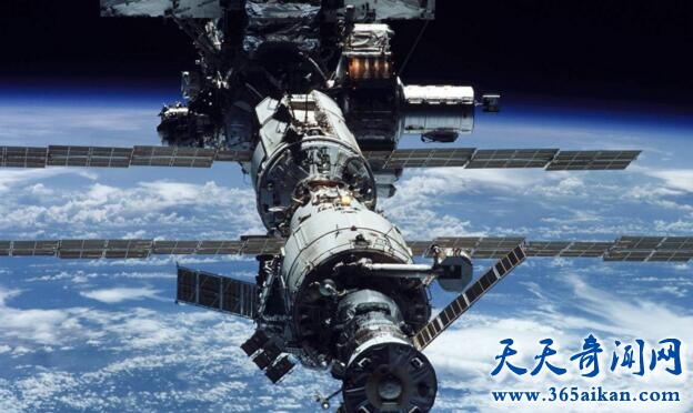 国际空间站的使用寿命是多少年？国际空间站的工作人数是怎样安排的？