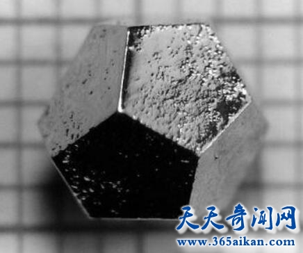 科学家在天外陨石中发现准晶体，准晶体是什么？