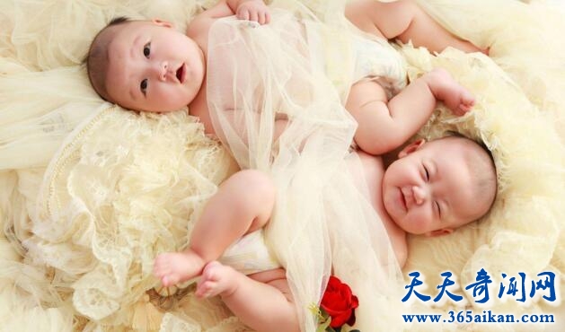 将双胞胎在出生时就分开