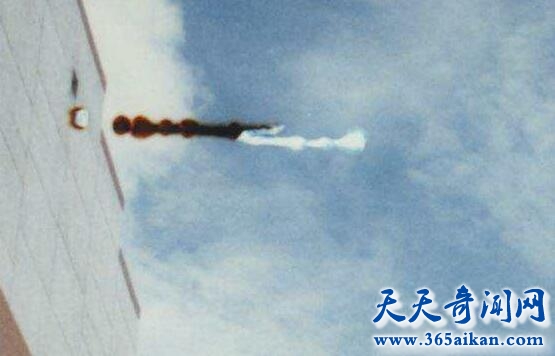 揭秘不明飞行物飞棍之谜，棍子满天飞让人疑惑！
