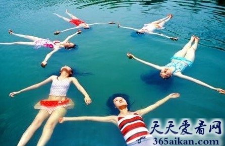 探索中国的死海，四川死海让您享受在水中飘起来的感觉！